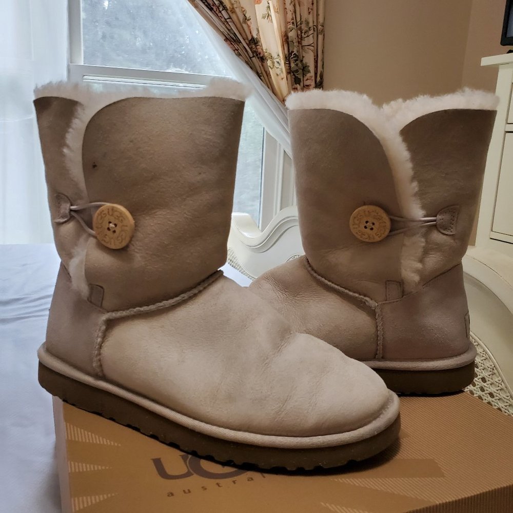 UGG Women's Bailey Button Size 8 in Sand